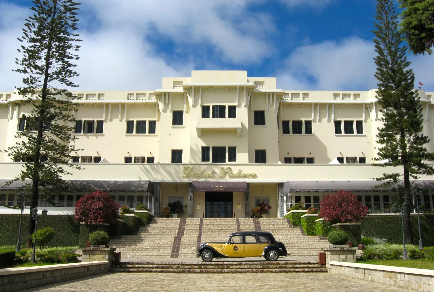 Mặt tiền Dalat Palace với bậc thềm và xe cổ, ảnh tư liệu Diane Selwyn năm 2011