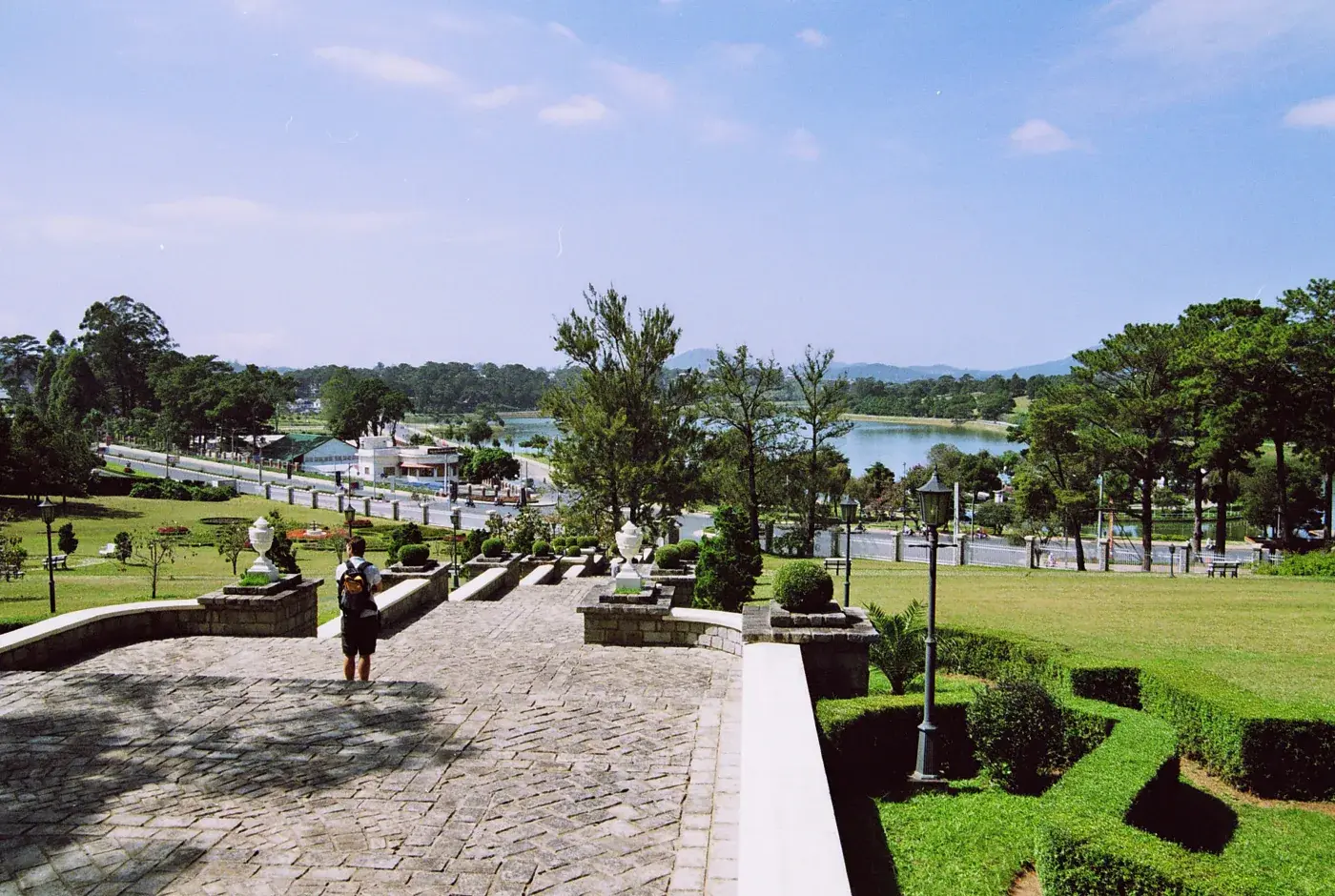 Hồ Xuân Hương nhìn từ khuôn viên Dalat Palace, ảnh tư liệu Robert Tannemaat năm 2006