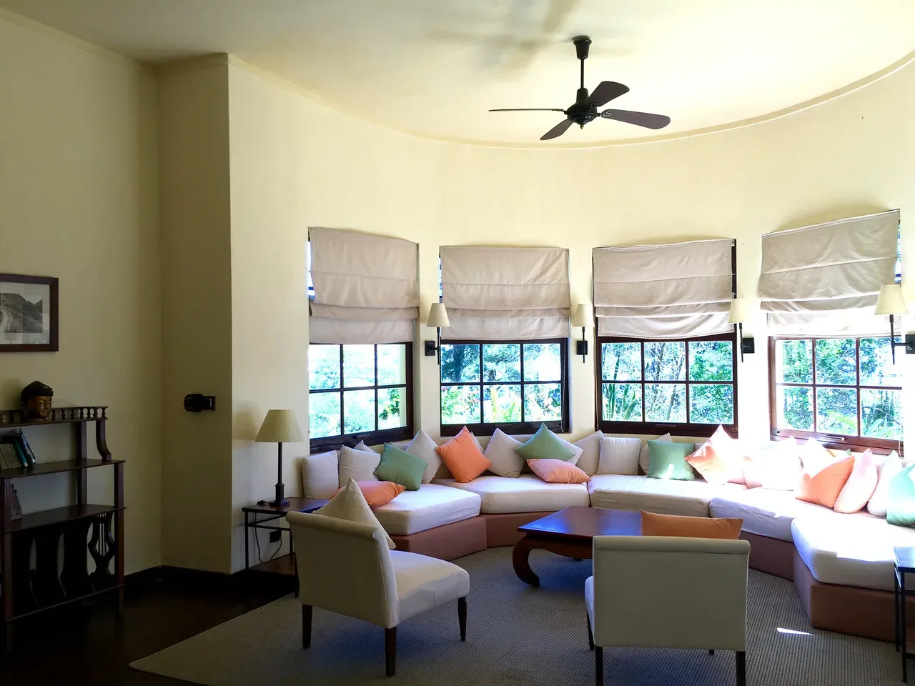 Góc ngồi có sofa và cửa sổ tại Ana Mandara Đà Lạt trong ảnh tư liệu 2015