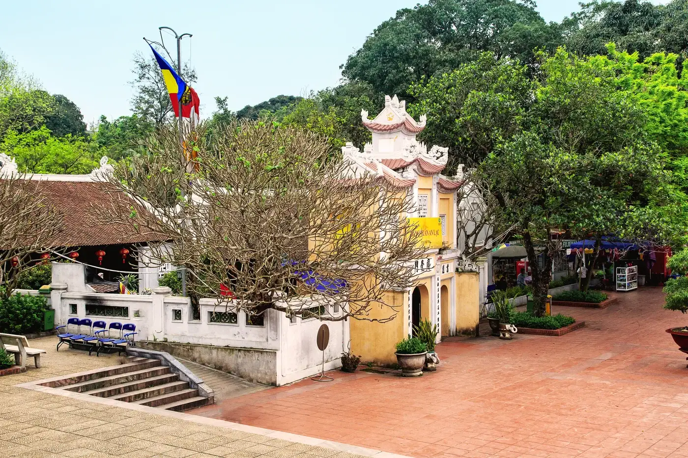 Sân và cổng chùa Diên Hựu nhìn từ phía Liên Hoa Đài, ảnh tư liệu năm 2016