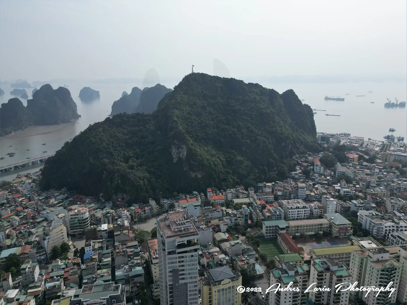 Ảnh tư liệu toàn cảnh Núi Bài Thơ giữa đô thị và vịnh, còn watermark Andrés Larin