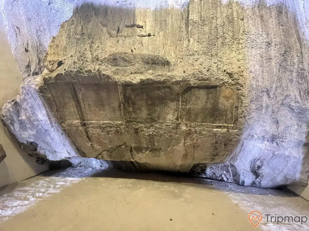 Ảnh tư liệu 2023: vách đá khắc thơ ở chân Núi Bài Thơ, còn watermark Tripmap