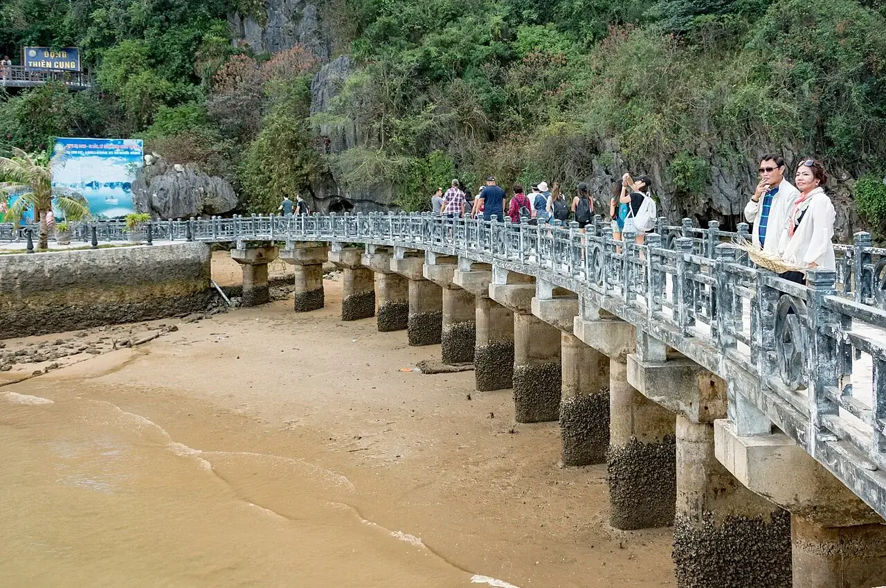 Lối tiếp cận động Thiên Cung và biển tên, ảnh tư liệu năm 2016