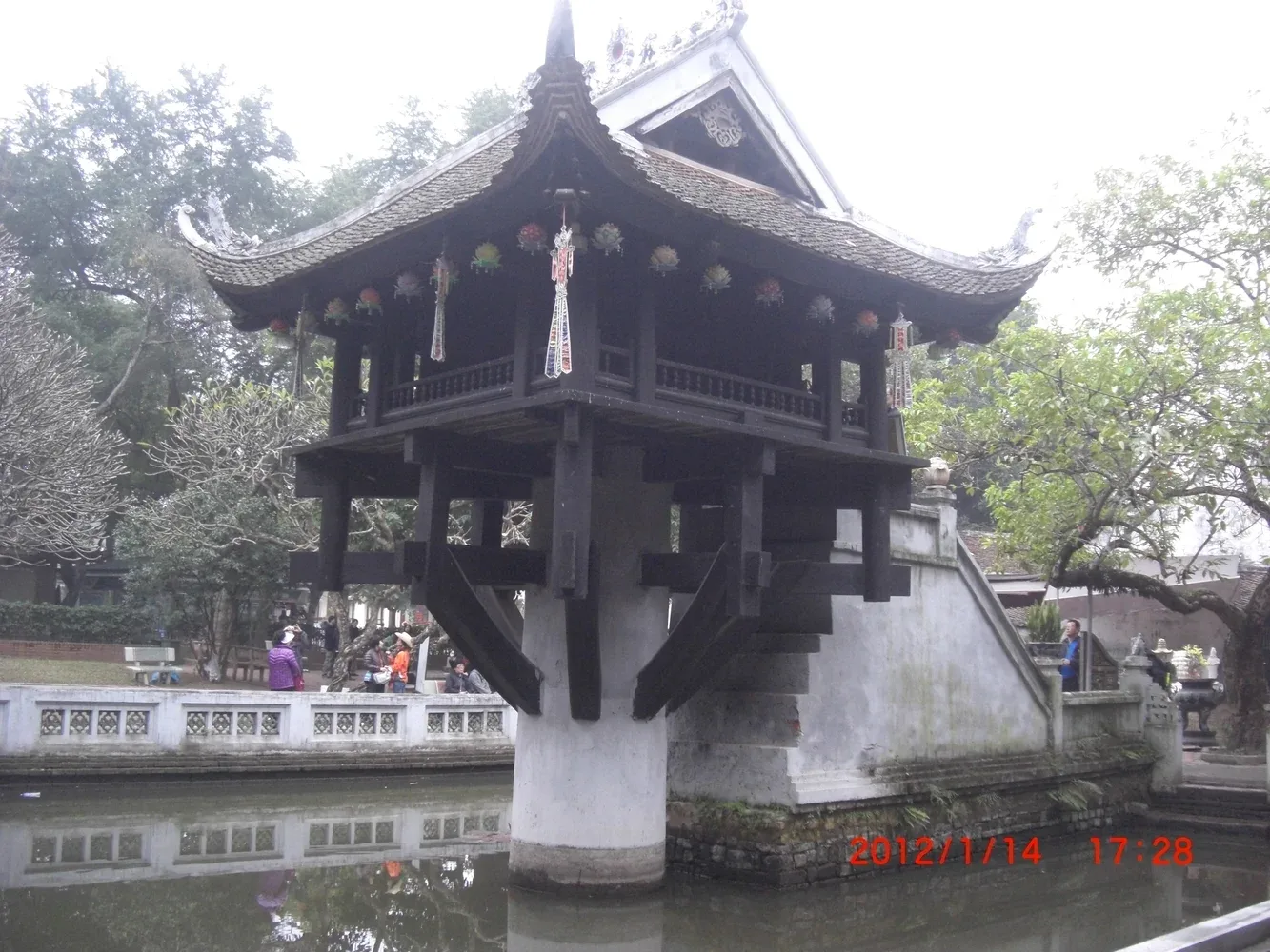 Góc chéo Liên Hoa Đài cho thấy cột đá, mặt hồ và cầu thang, ảnh năm 2012