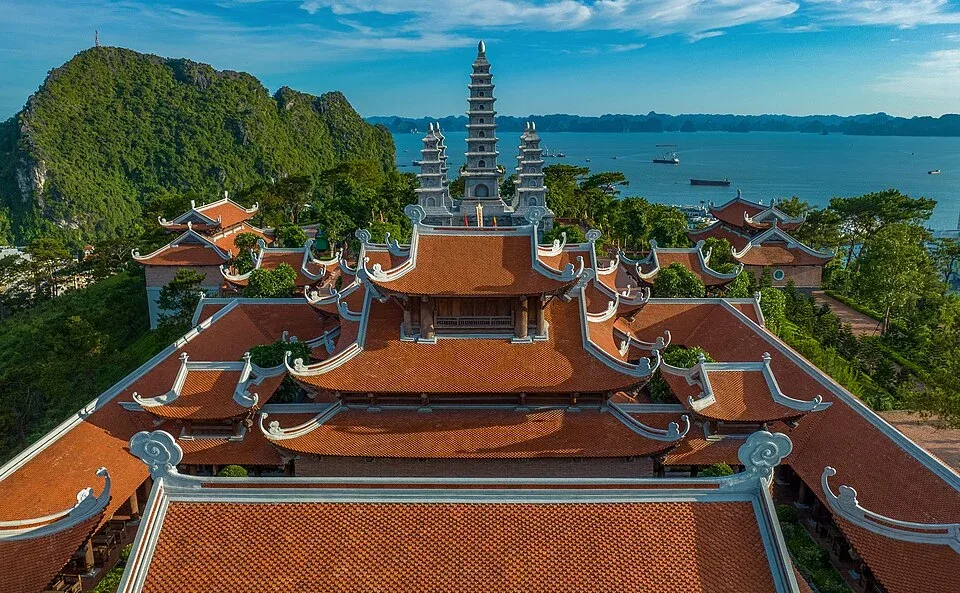 Ảnh tư liệu Bảo Hải Linh Thông Tự nhìn từ trên cao, Vivu Vietnam, CC BY-SA 4.0