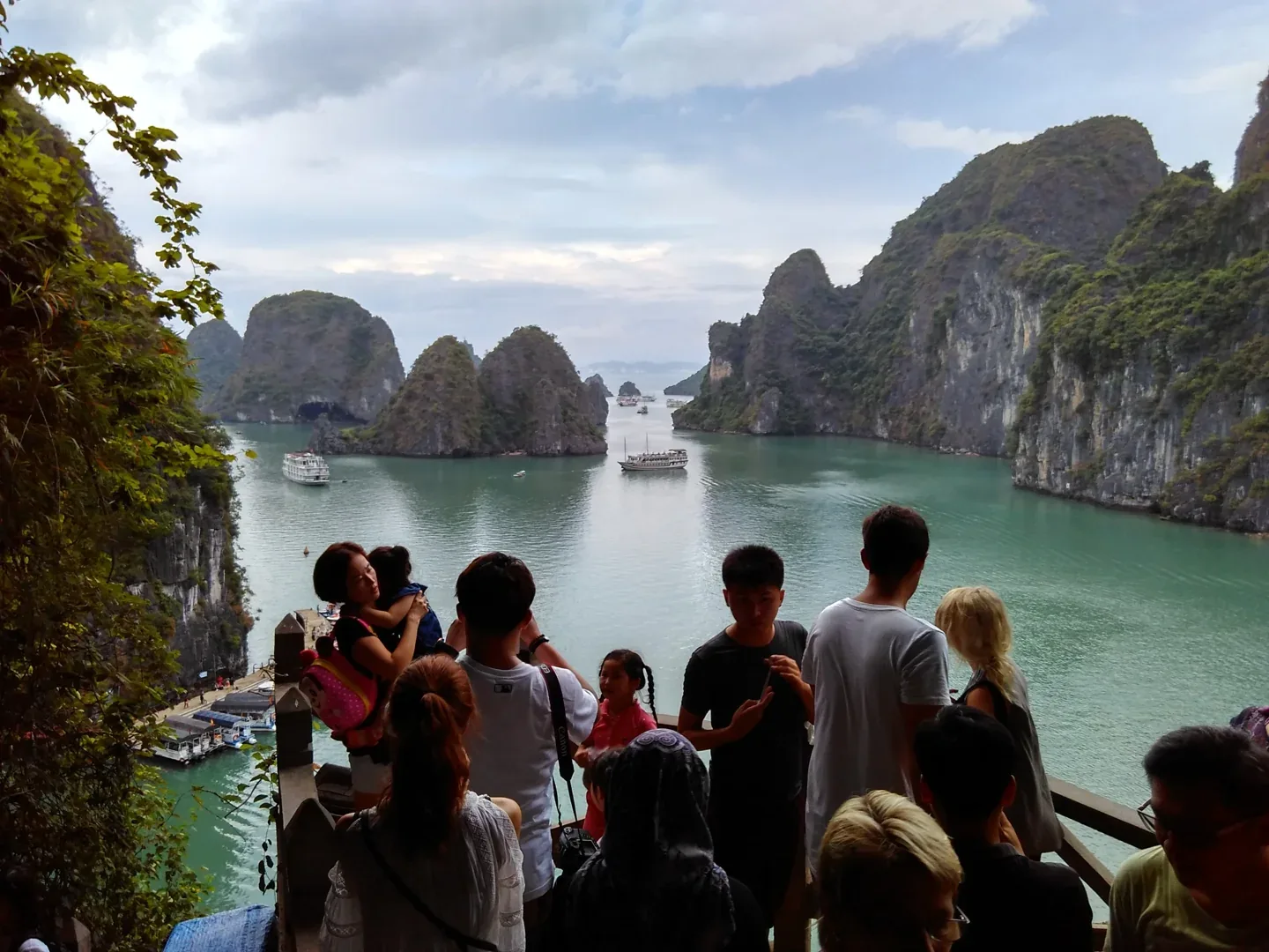 Du khách nhìn ra vịnh Hạ Long từ khu vực hang Sửng Sốt trong ảnh tư liệu năm 2015