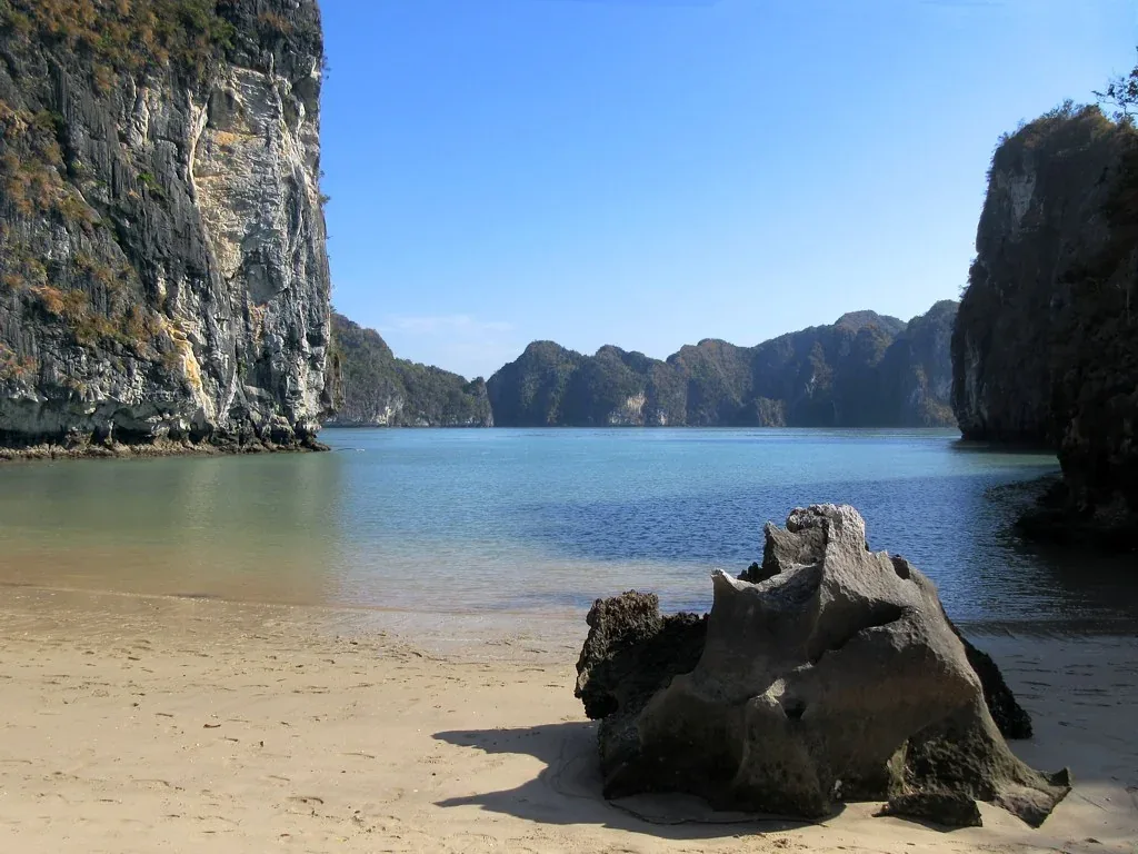 Bãi cát Virgin Beach cạnh khu vực hang Trinh Nữ, ảnh tư liệu tháng 1/2025