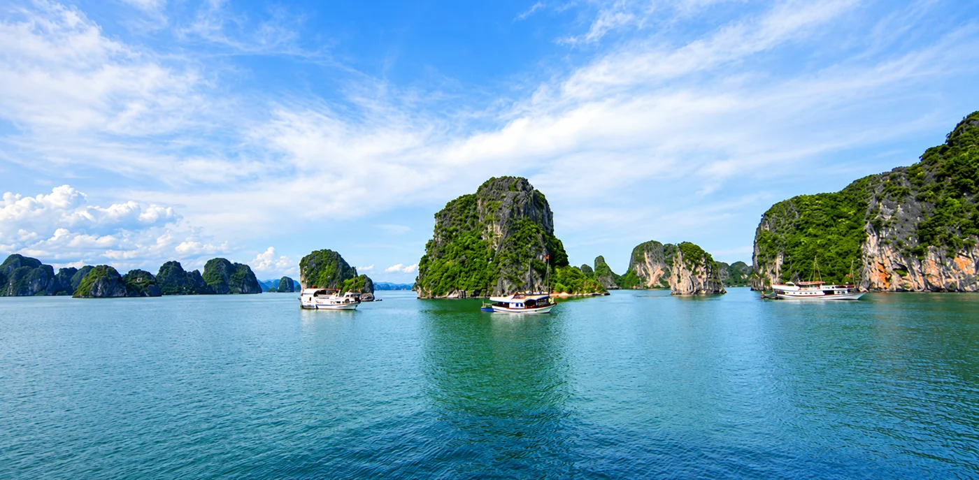 Đảo đá vôi và thuyền tại khu vực Cống Đỏ; ảnh nguồn halongbay.com.vn được chỉnh sửa AI