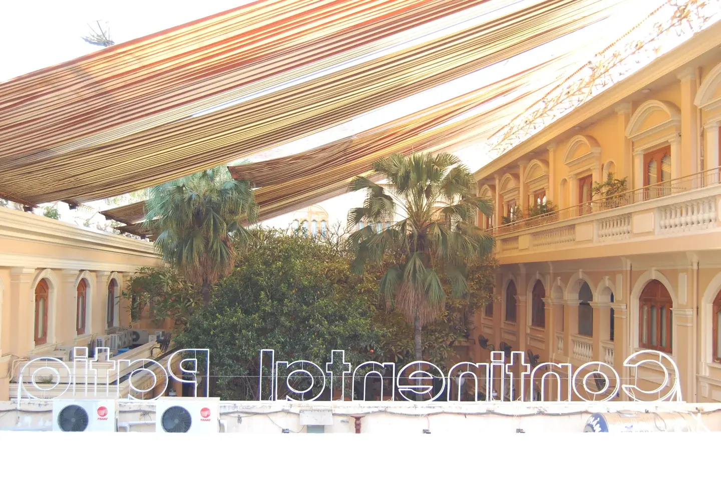 Sân trong Continental Patio với cây xanh và cửa sổ khách sạn, ảnh tư liệu năm 2007