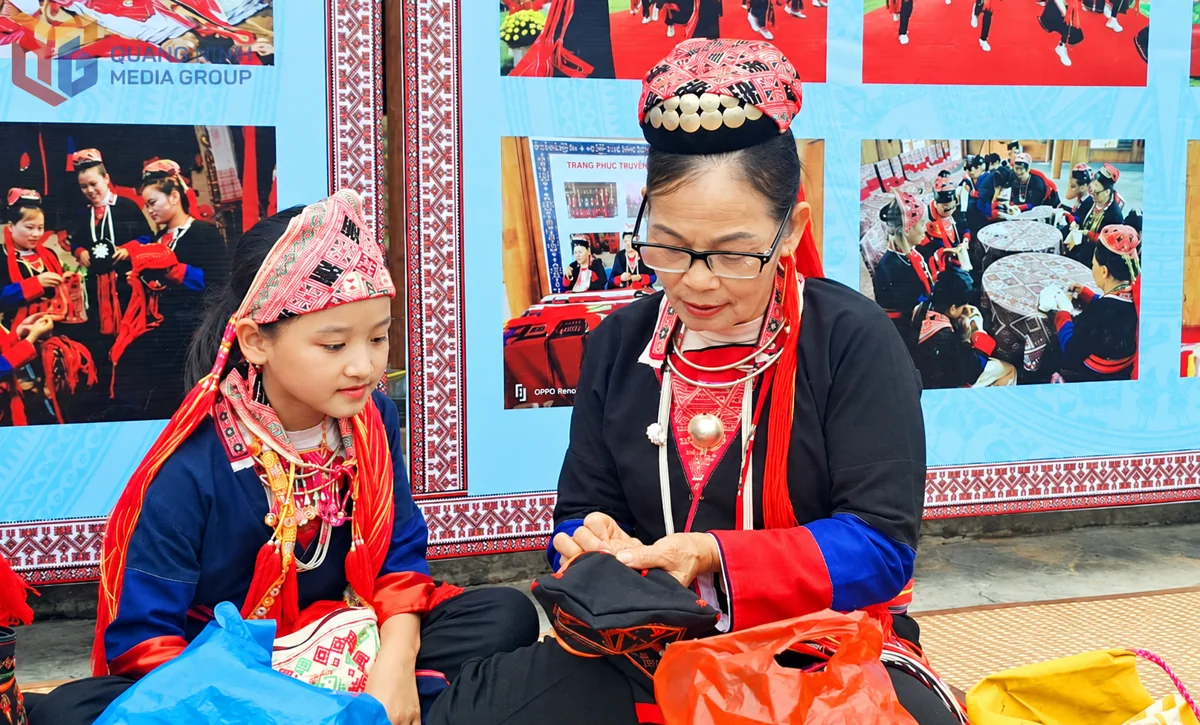 Truyền dạy thêu trang phục Dao Thanh Y trong ảnh tư liệu Quảng Ninh Portal, chỉnh độ rõ bằng AI