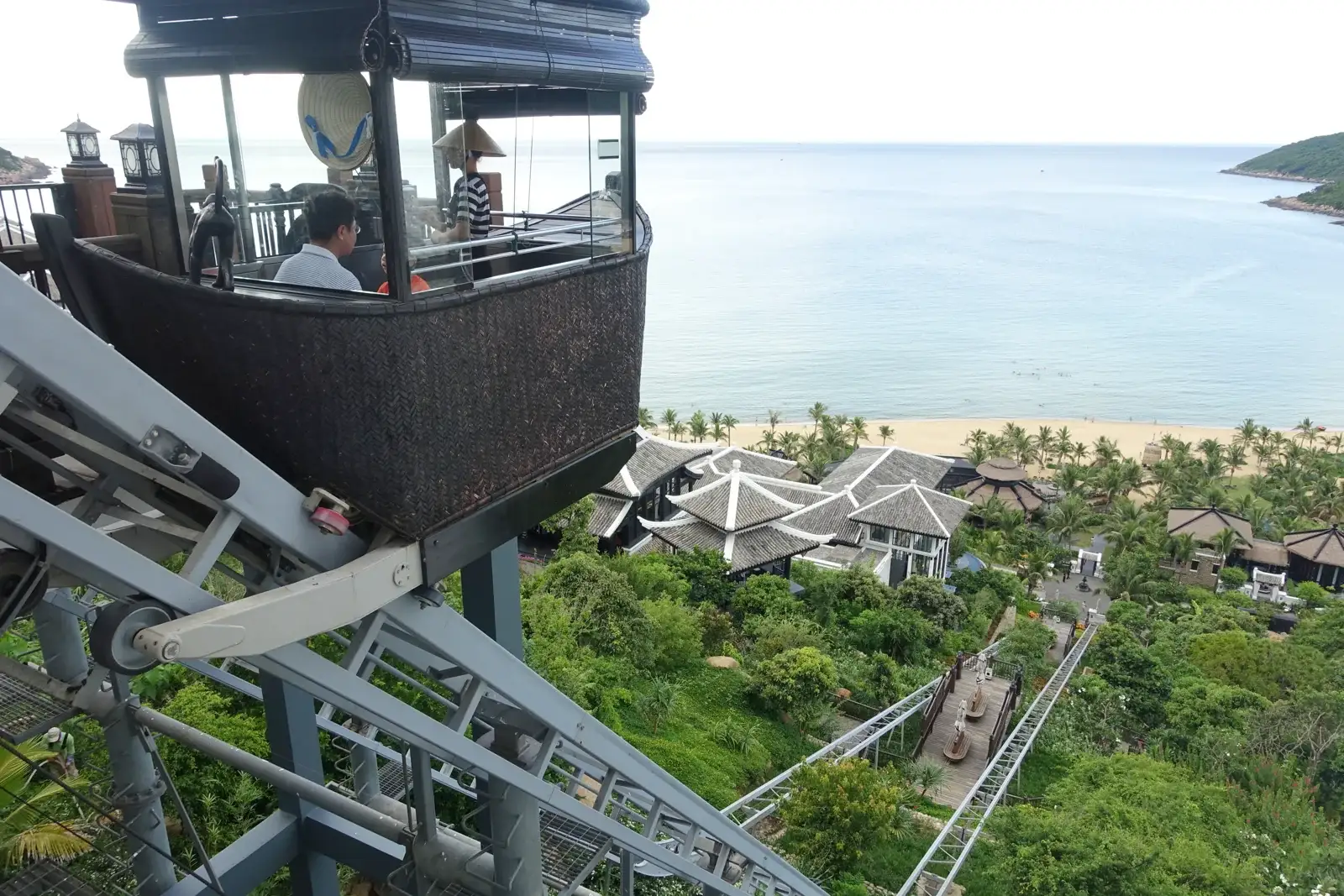 Tư liệu 2014: toa Nam Tram dạng thúng trên đường ray sườn đồi InterContinental Đà Nẵng