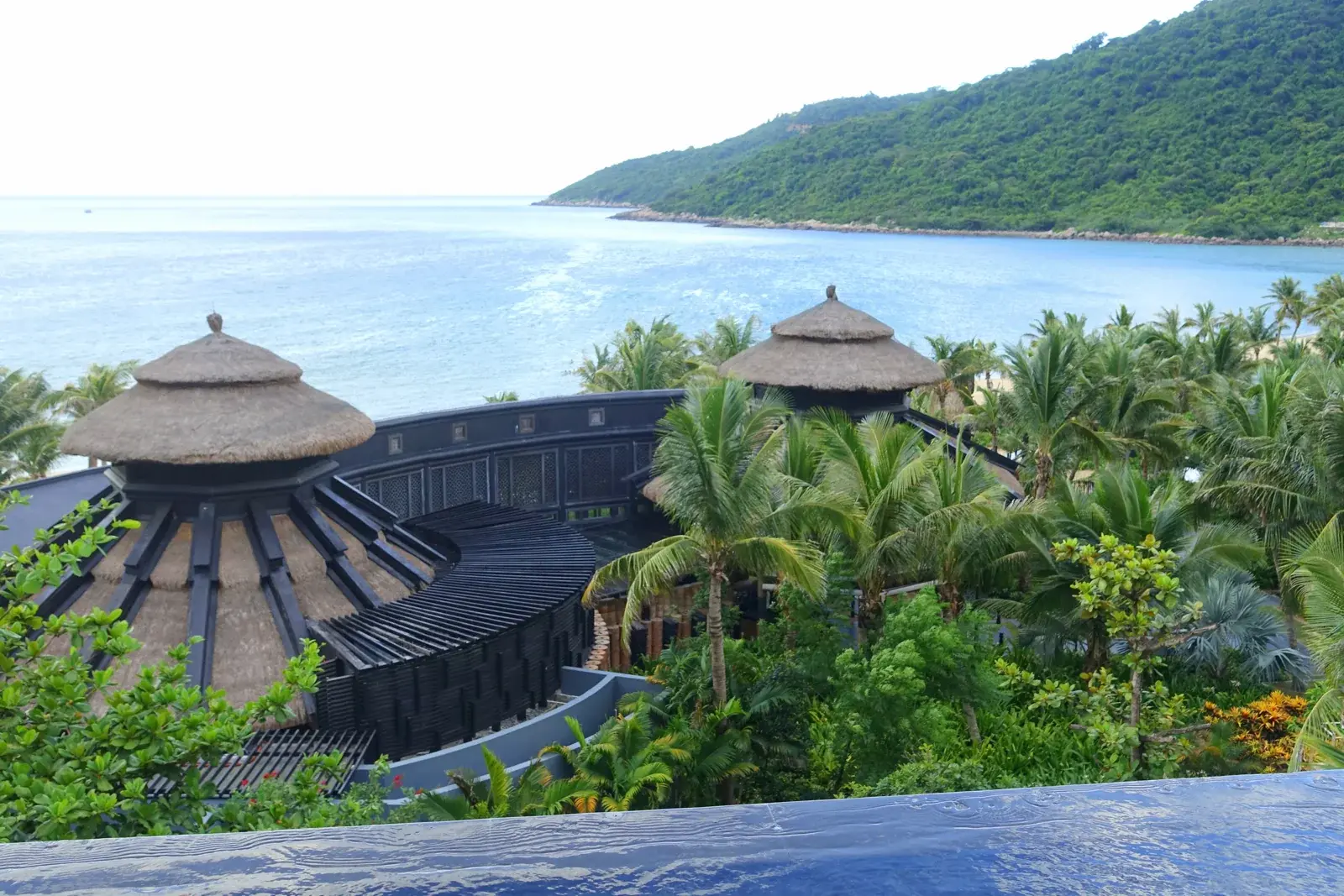 Tư liệu 2014: góc hồ bơi, mái nhà và vịnh biển ở InterContinental Đà Nẵng