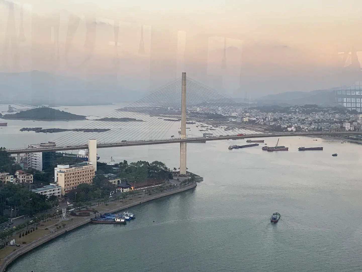 Một trụ tháp và hệ dây văng cầu Bãi Cháy nhìn từ cáp treo Nữ Hoàng, ảnh ngày 05/01/2020