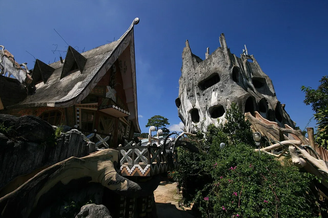 Ngoại cảnh kiến trúc mô phỏng thân cây tại Crazy House Đà Lạt, ảnh tư liệu năm 2009