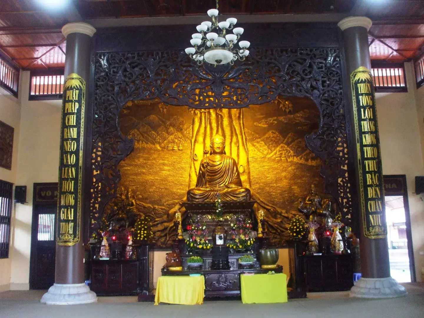 Tượng Phật Thích Ca trong chính điện Chùa Lân, ảnh tư liệu năm 2010