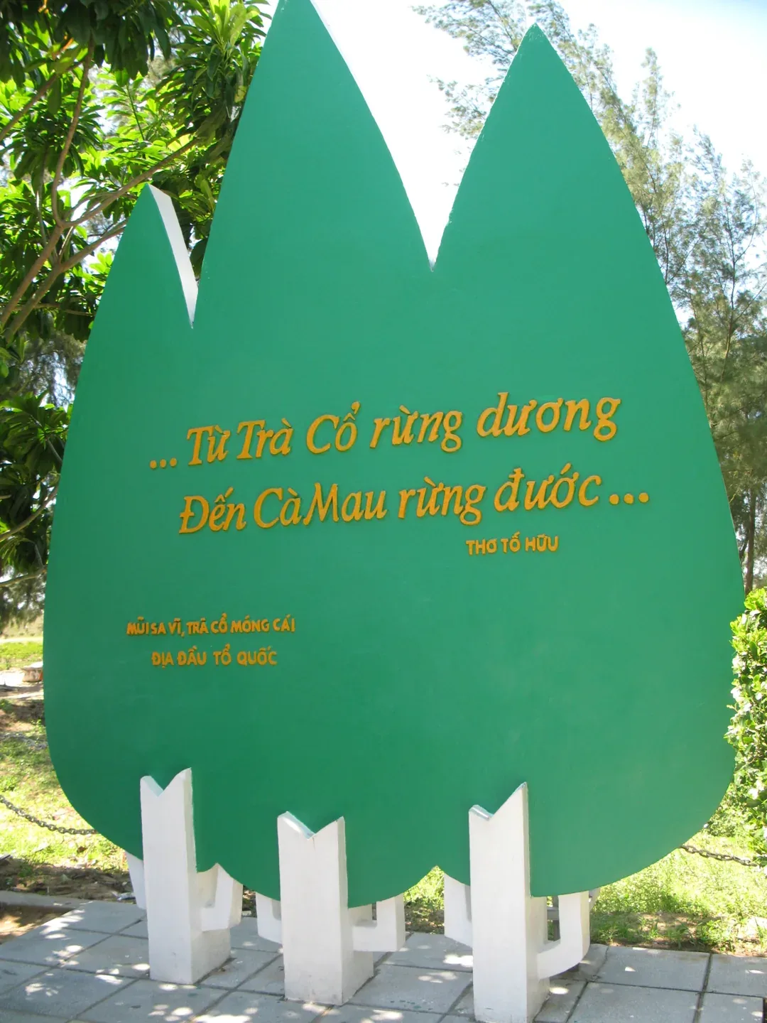Phù điêu ba ngọn cây mang câu thơ Tố Hữu tại mũi Sa Vĩ, ảnh tư liệu 2018