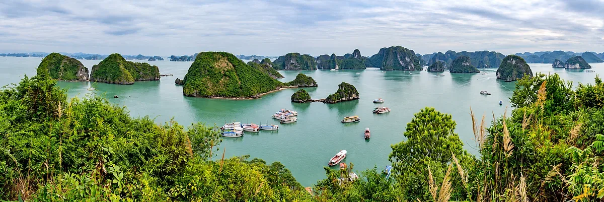 Góc nhìn từ đỉnh Ti Tốp ra những lớp đảo đá và mặt vịnh; ảnh tư liệu chỉnh sửa AI