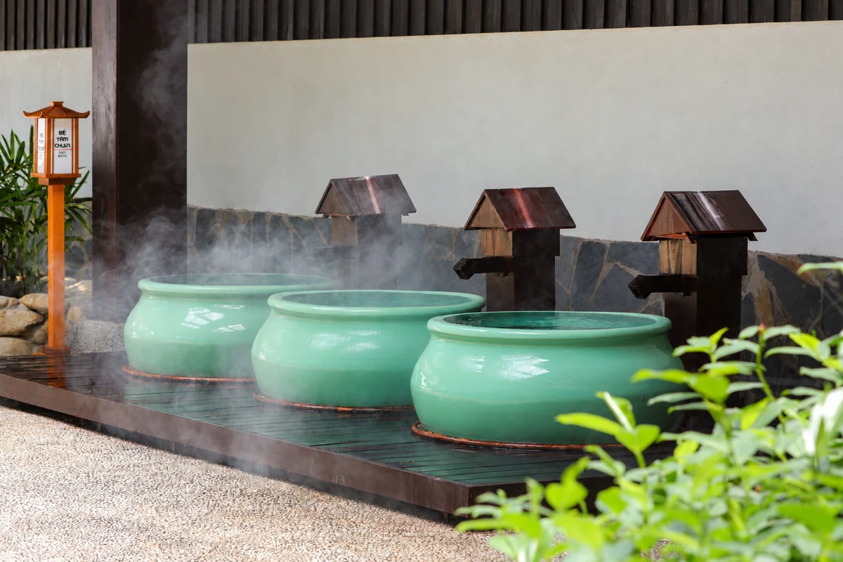 Ba bể tắm chum tại Yoko Onsen Quang Hanh, ảnh tư liệu đã chỉnh độ rõ bằng AI